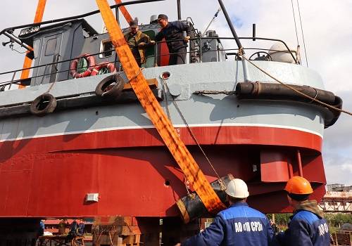 10 СРЗ спустил на воду судно-нефтемусоросборщик после ремонта