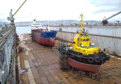 'Новороссийский судоремонтный завод' отремонтировал танкер и буксир