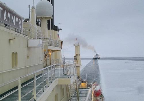Крупнотоннажное нефтяное судно прошло по Севморпути впервые за пятилетку
