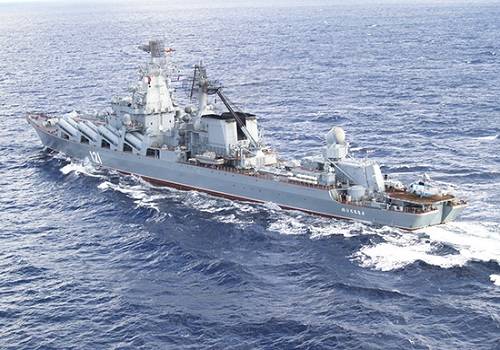 ГРКР 'Москва' и СКР 'Ладный' выполнили артиллерийские стрельбы в Чёрном море