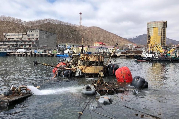 До конца года на Дальнем Востоке планируют поднять 65 затонувших судов