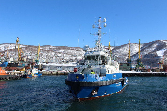 Буксир-спасатель 'Узон' доставил паром 'Капитан Драбкин' к месту работы на Камчатке