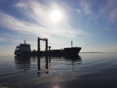 Танкер 'Академик Пашин' завершает испытания в Баренцевом море