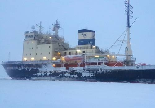 'Росморпорт' начал ледокольную проводку в замерзающих портах РФ