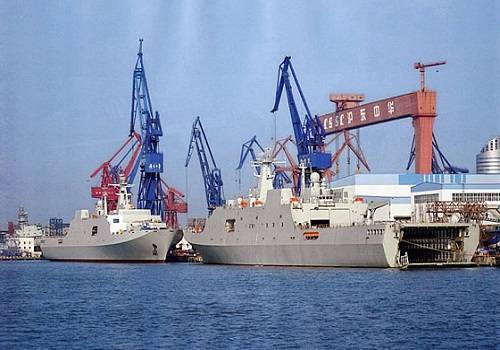 ВМС Китая приняли на вооружение десантный корабль и эсминец