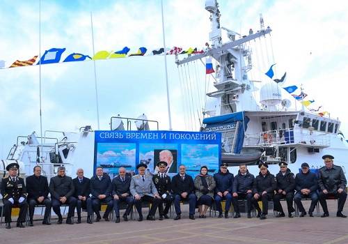 В Махачкалинском морском порту состоялся подъем флага на ПСКР 'Расул Гамзатов'