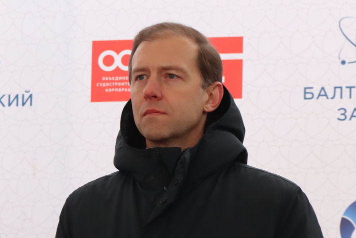 Денис Мантуров поделился планами строительства дизельных ледоколов