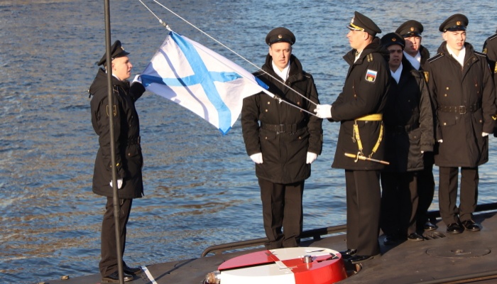 Подъем Военно-морского флага на ДЭПЛ 'Магадан'. Фоторепортаж