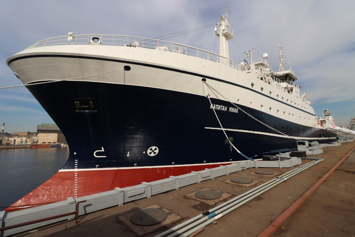 Как поднимали флаг на траулере 'Капитан Юнак'