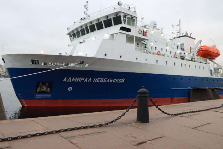 Грузопассажирское судно 'Адмирал Невельской' возвращается с планового ремонта