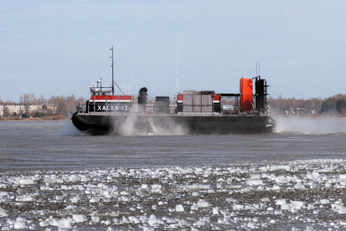 Судно 'Хаска-10' вышло на ледовое покрытие Рыбинского водохранилища