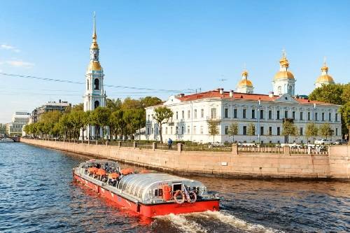 В жаркие дни в Петербурге вырос спрос на водные прогулки