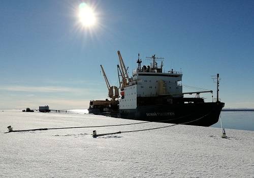 'Василий Головнин' доставил в Антарктиду грузы для индийской полярной станции