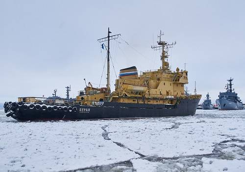Ледокол 'Буран' поддерживает постоянную готовность боевых кораблей