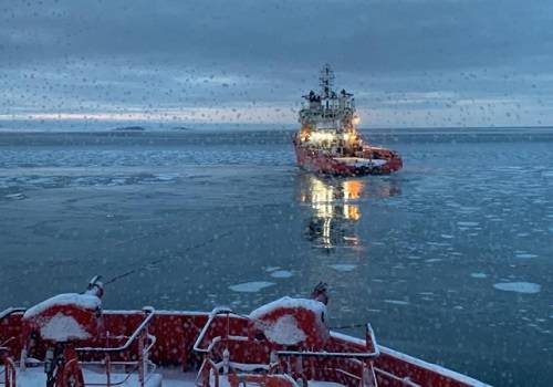 В Карском море завершена операция по снятию с мели двух барж с нефтепродуктами
