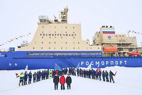 Экипаж ледокола 'Виктор Черномырдин' почтил память погибших в Арктике моряков