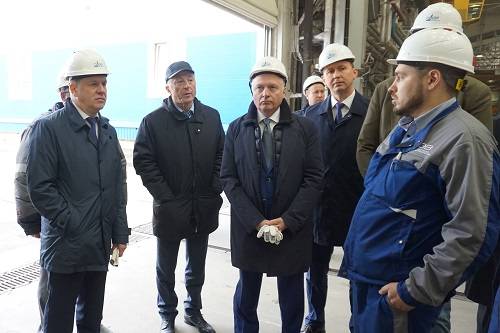 Премьер-министр Красноярского края изучил на СНСЗ ход строительства теплоходов для Енисея