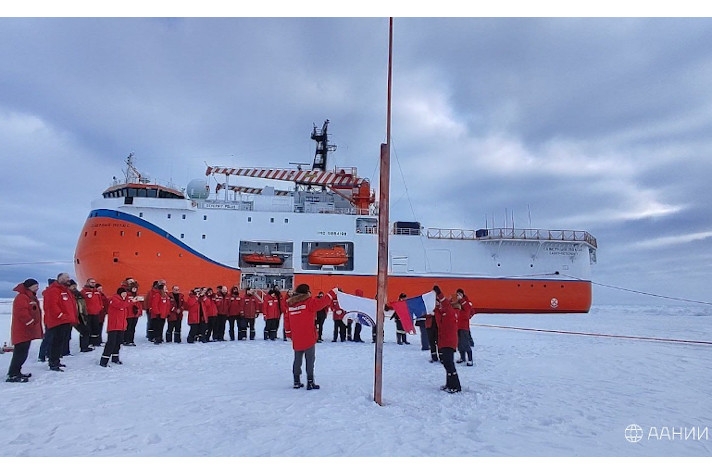 ЛСП 'Северный полюс' завершила работу в высоких широтах Северного Ледовитого океана