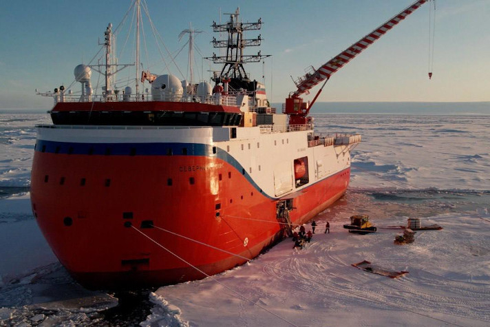 Платформа 'Северный полюс' приближается к куполу Земли