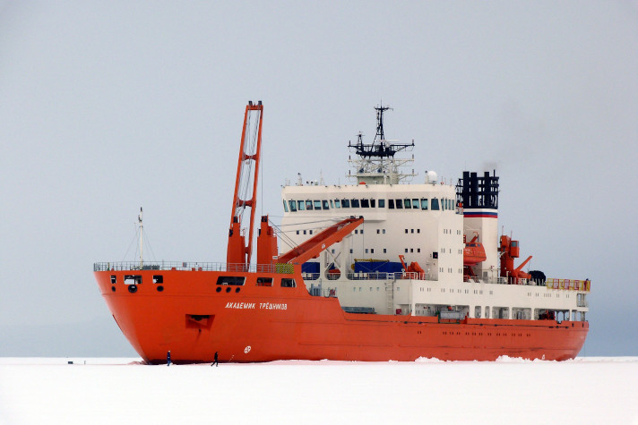 НЭС 'Академик Трёшников' доставит в Антарктику 560 тонн грузов