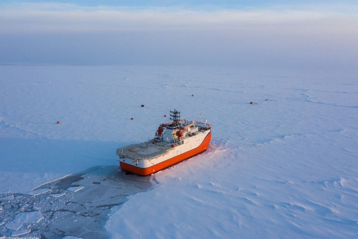Платформа 'Северный полюс' продолжает дрейф в Арктическом бассейне Северного Ледовитого океана