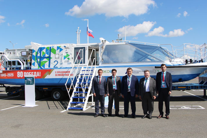 Первое российское прогулочное судно на водородных топливных элементах представили в Казани