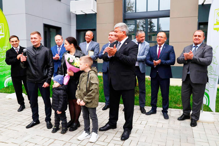 Жильё для корабелов: в Зеленодольске вручили ключи сотрудникам предприятий СК 'Ак Барс'