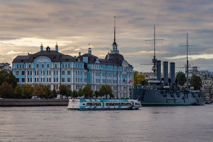 В Петербурге открылся водный маршрут между Васильевским островом и крейсером 'Аврора'
