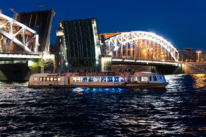 Популярность ночных водных экскурсий в Петербурге выросла на 20%
