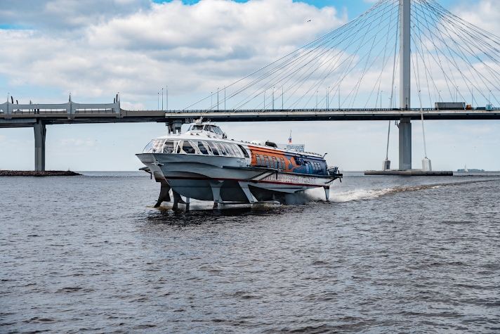 Из Петербурга в Кронштадт запустили новый рейс на судах на подводных крыльях