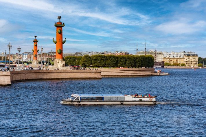 В Петербурге запустили новые водные маршруты от причала 'Музей Фаберже'