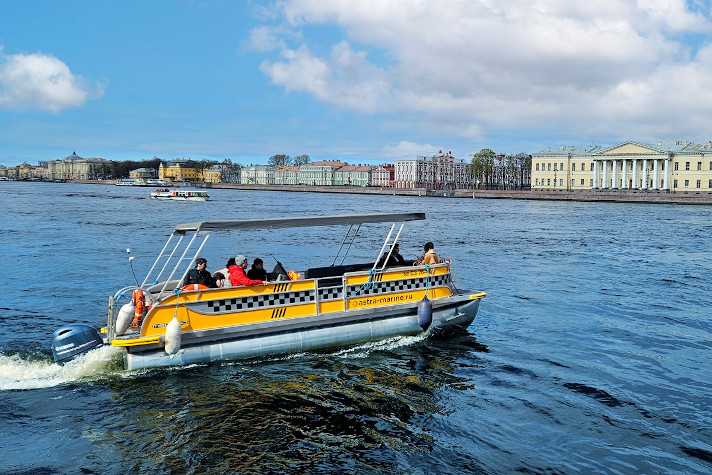 Паромная переправа в центре Санкт-Петербурга перевезла 250-тысячного пассажира