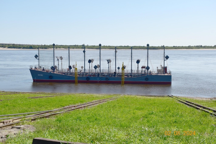 В Благовещенске спустили на воду большой корабельный щит