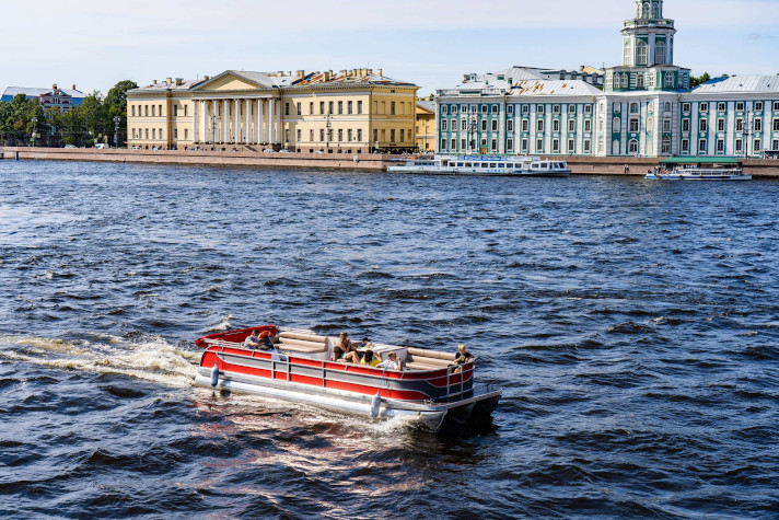 Паромная переправа у Биржевого моста в Санкт-Петербурге завершила свою работу