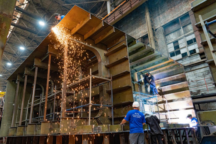 Продолжается строительство плавучего транспортного дока 'Амур'