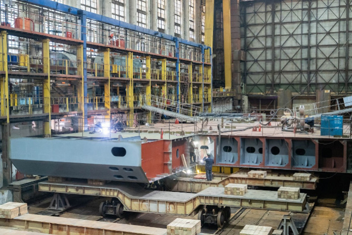 Корабелы АСЗ формируют днище транспортного дока 'Амур'