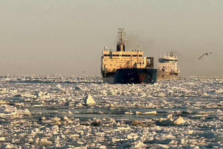 Атомный ледокол 'Вайгач' обеспечил первую в этом году проводку каравана судов по Севморпути на восток