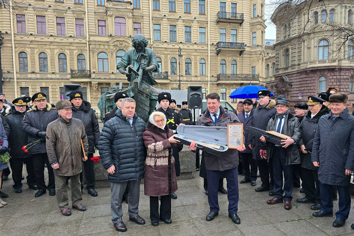 В Санкт-Петербурге прошла церемония у памятника 'Царь-плотник'