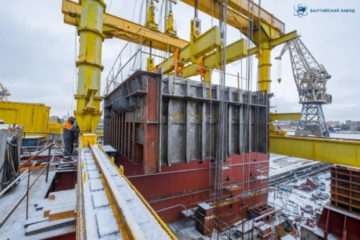 На атомный ледокол 'Чукотка' погружен бак металловодной защиты правого борта