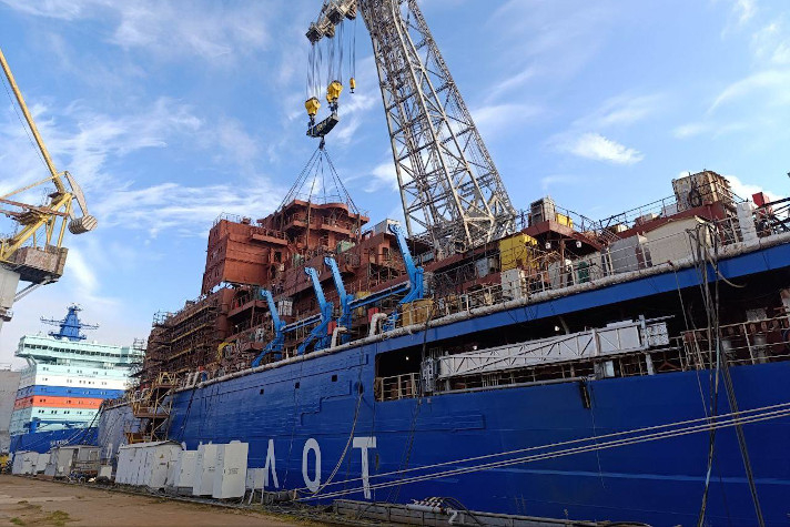 На ледокол 'Чукотка' установлен укрупнённый блок секций