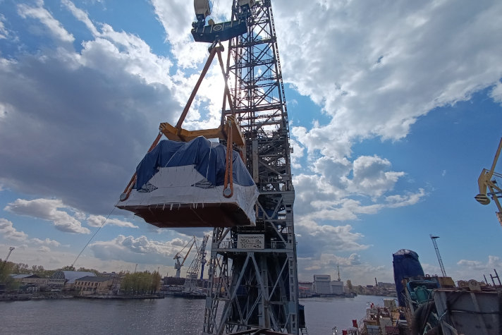 На борт атомного ледокола 'Чукотка' погружен второй гребной электродвигатель