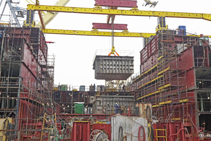 На строящемся атомном ледоколе 'Ленинград' установлены баки металловодной защиты.