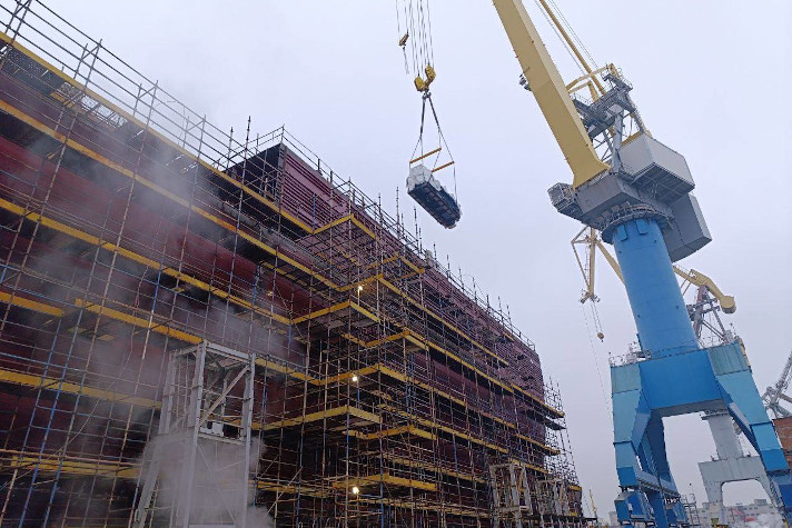 На строящийся атомный ледокол 'Ленинград' погружен резервный дизельный генератор