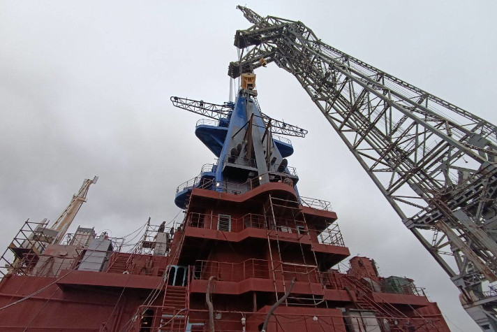 На атомный ледокол 'Чукотка' погружена мачта