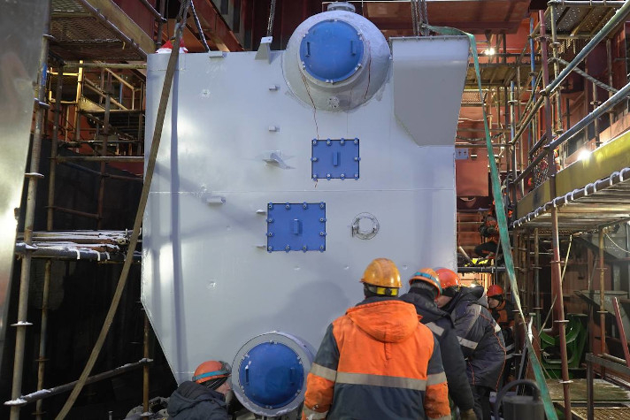 Корабелы Балтзавода установили элементы вспомогательной котельной установки на ледокол 'Ленинград'