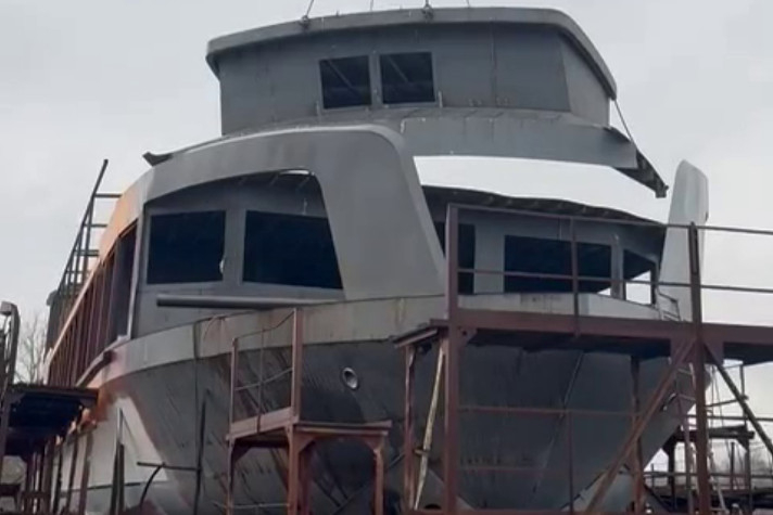 Корабелы 'Чкаловской судоверфи' готовят к спуску на воду пассажирское электросудно 'Сура 2.0'