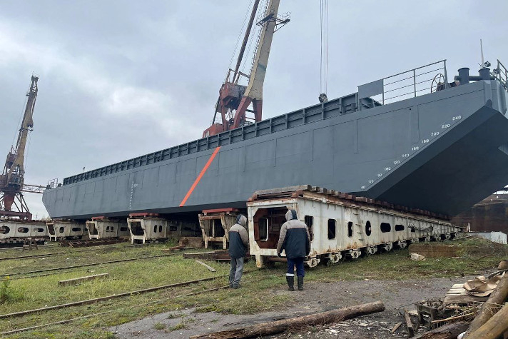 На 'Чкаловской судоверфи' спустили на воду баржу проекта RBD4608