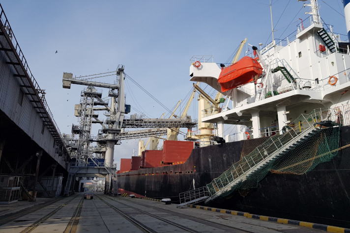 В порту Новороссийск оформлено судно с гуманитарным грузом зерна