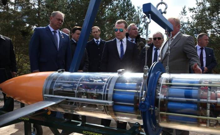 «Океанос» представил Дмитрию Медведеву подводного робота-разведчика