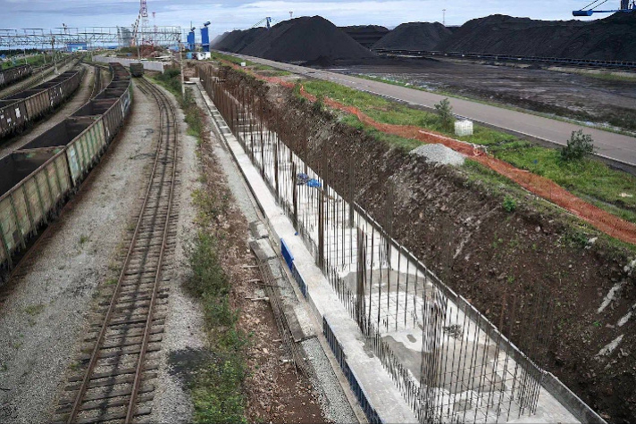 На терминале 'Дальтрансуголь' возводят третий пылеветрозащитный экран